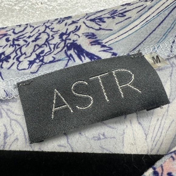 ASTR Floral Long Sleeve Boxy Cropped Top Women's Size Medium Buttoned Back - Picture 2 of 11